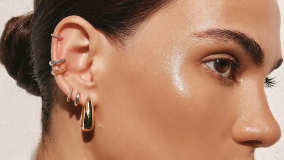 Ear Stacking: как красиво сочетать серьги при нескольких проколах