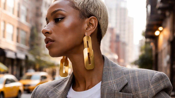 Statement Jewelry: как носить большие украшения и выглядеть безупречно