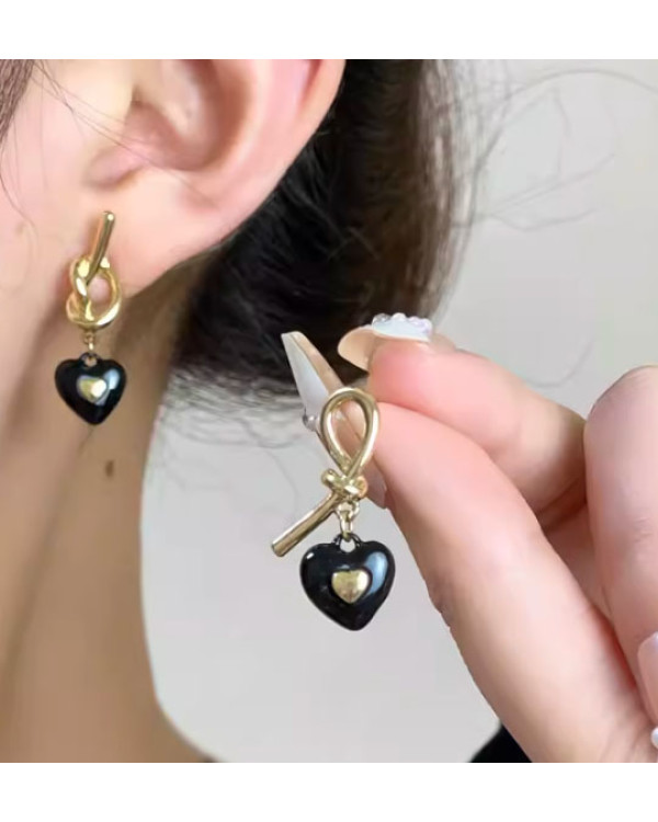 Асимметричные серьги черное сердце тренд