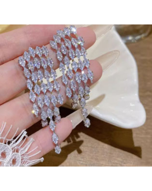 Серьги с гранёными кристаллами — роскошная каскадная бижутерия
