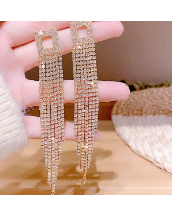 Длинные серьги с кристаллами бижутерия золотистые 