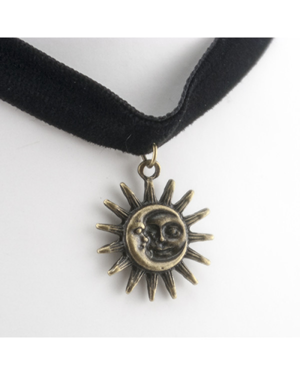 Бархотка чокер  "Sun and Moon"  Кулон солнце словно бы срисован с древних астрологических трактатов.