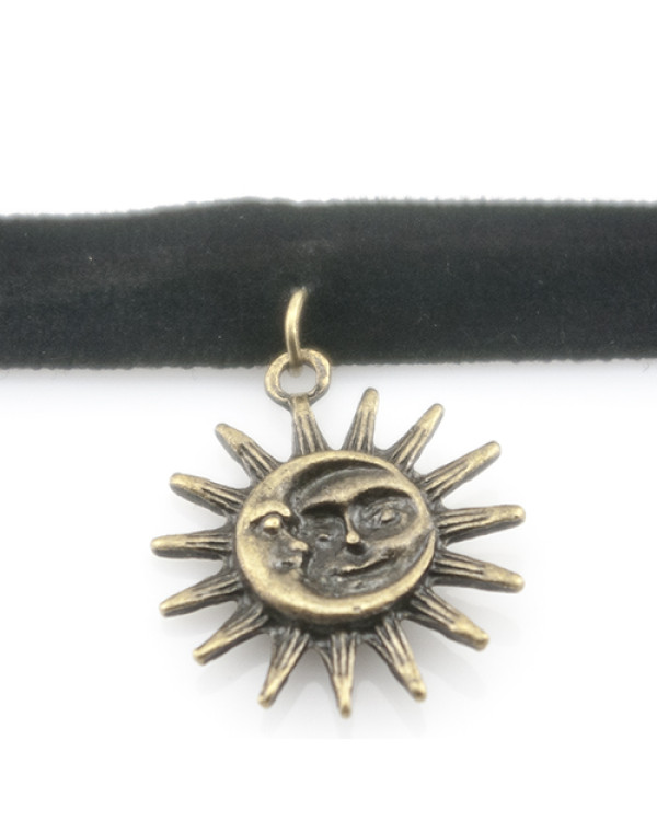 Бархотка чокер  "Sun and Moon"  Кулон солнце словно бы срисован с древних астрологических трактатов.