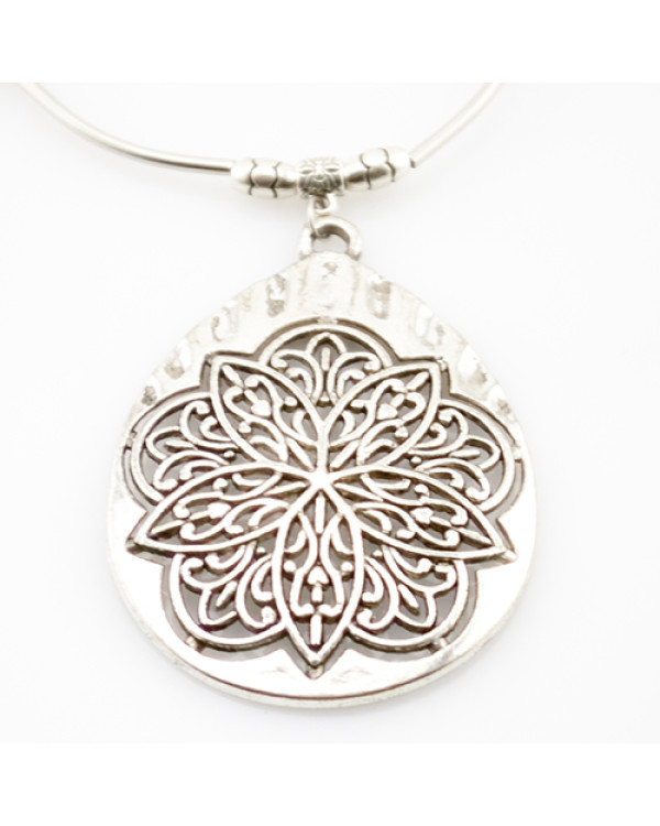 Кулон на ожерелье "Pendant silver pattern"  подвеска здесь – нежное переплетение металлических нитей
