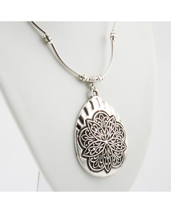 Кулон на ожерелье "Pendant silver pattern"  подвеска здесь – нежное переплетение металлических нитей