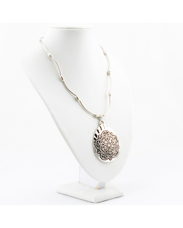 Кулон на ожерелье "Pendant silver pattern"  подвеска здесь – нежное переплетение металлических нитей
