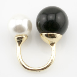 Модное кольцо "Sphere black and pearl"