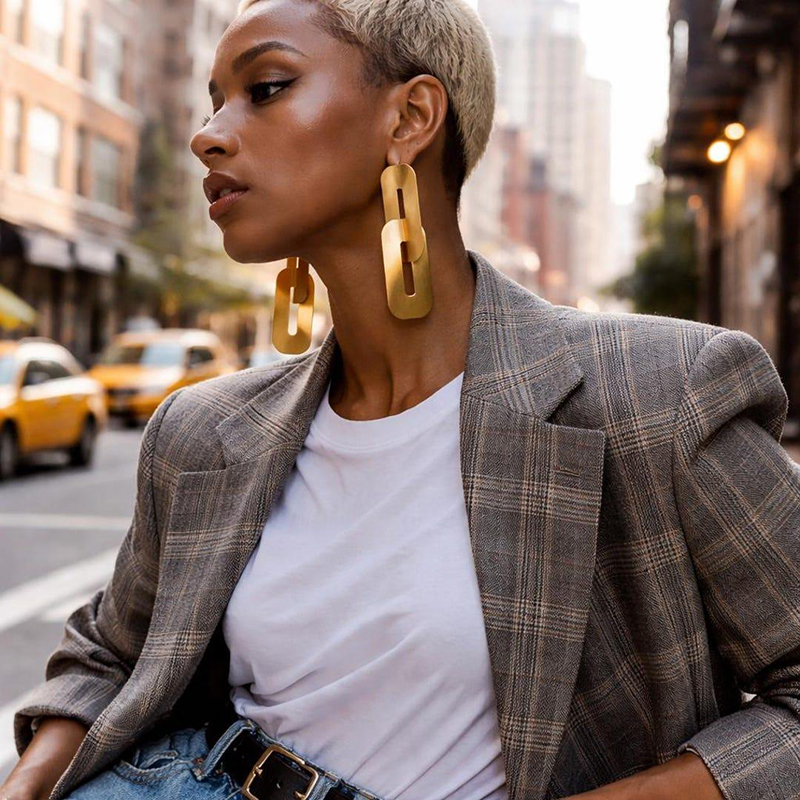 Street style с массивными украшениями