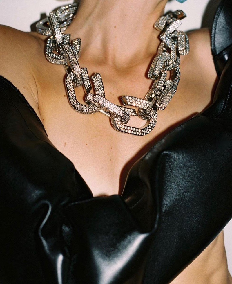 Крупный план statement jewelry